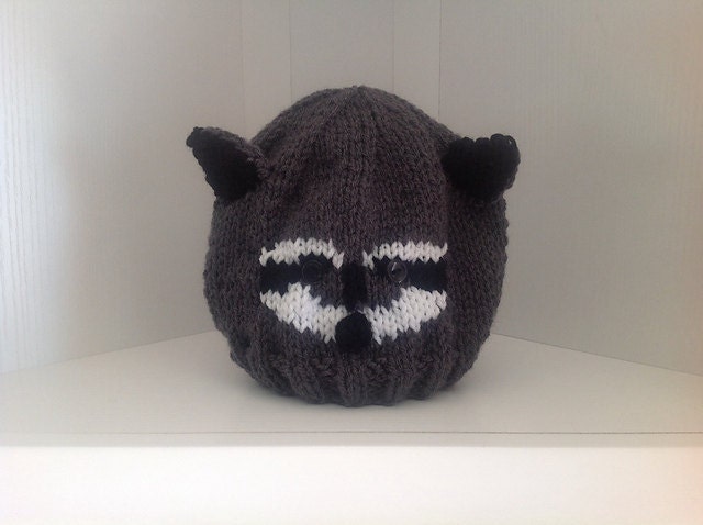 Handgestrickte Waschbärmütze in Grau Und Weiss von TalulaCrafts