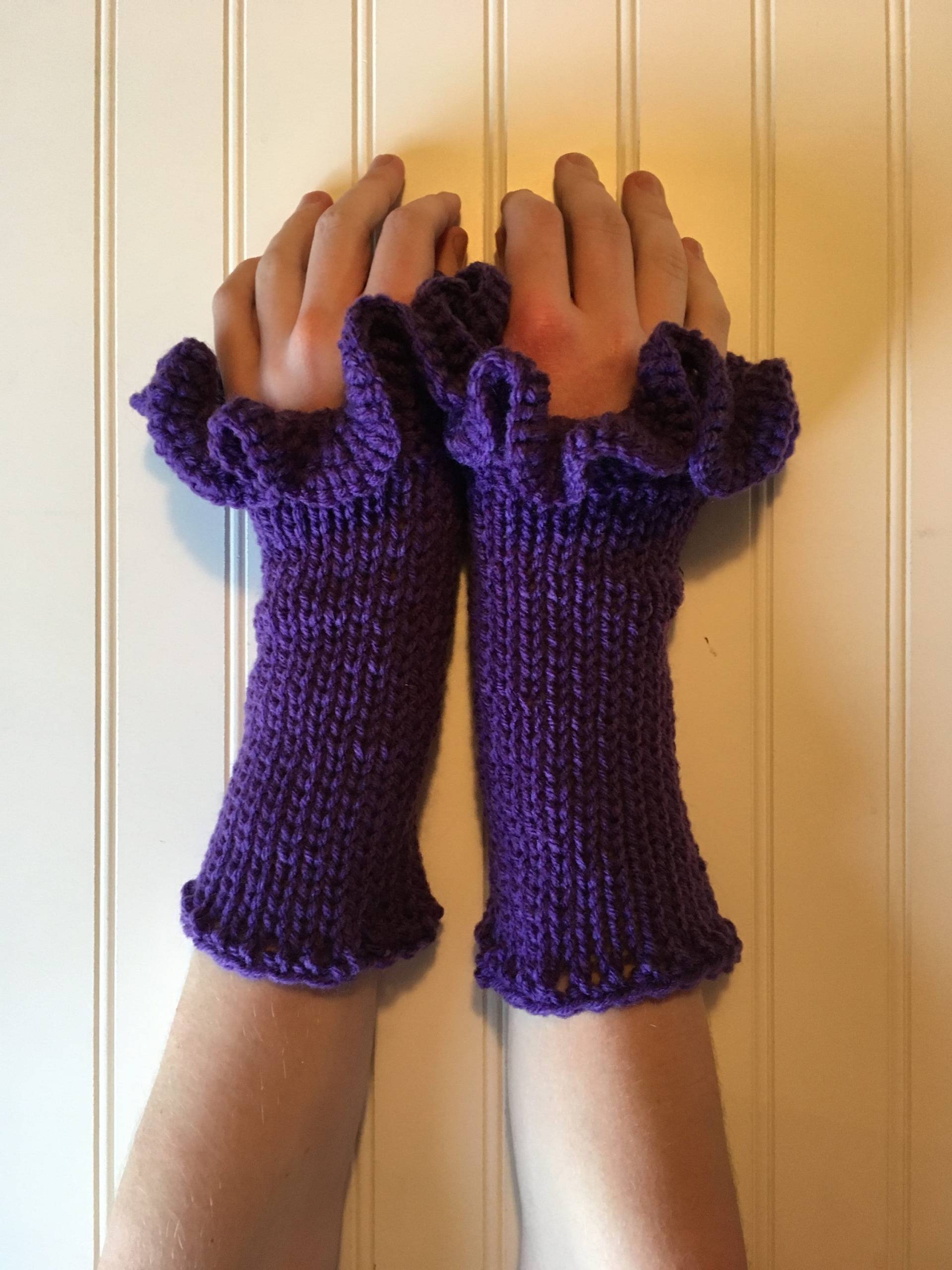 Leidenschaftliche Lila Fingerless Handschuhe Mit Lockigen Rüschen Top von TalulaCrafts