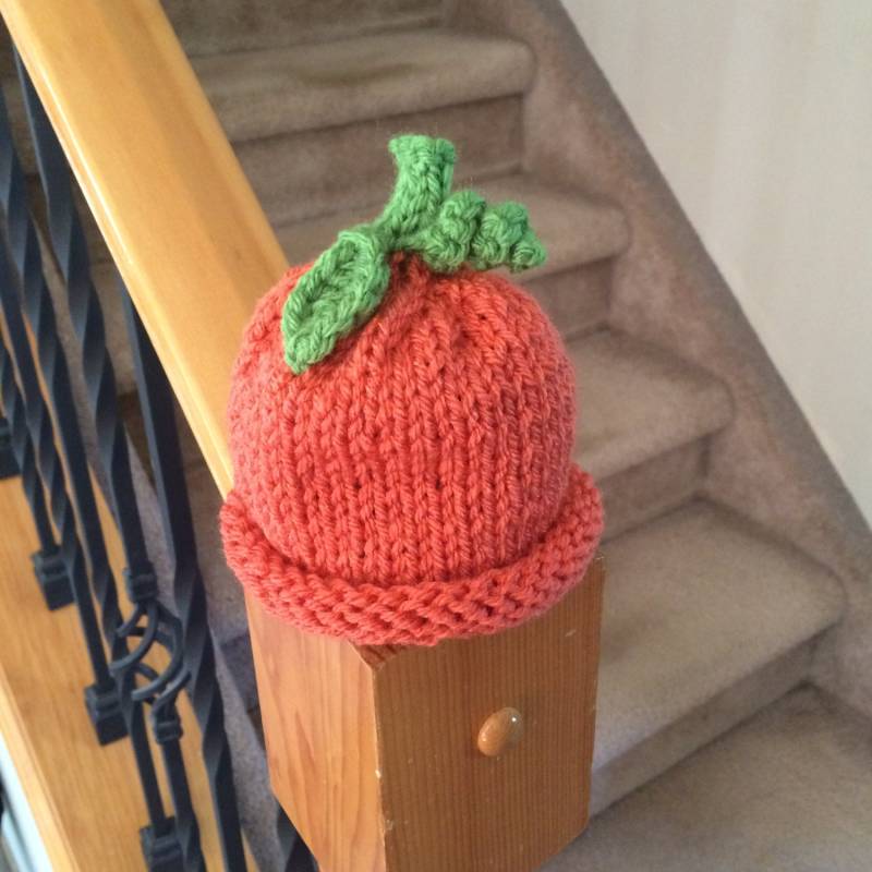 Perfekte Kleine Kürbis Hut - Handgestrickt Mit Stiel, Blatt Und Curl von TalulaCrafts