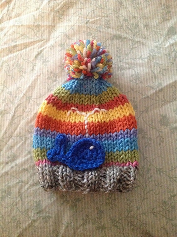 Süße Babymütze Mit Wal, Streifen Und Ein Bunter Pompon von TalulaCrafts