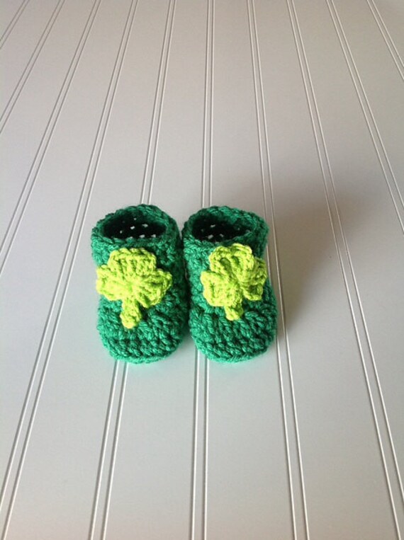 Süßes Baby Auf Dem Block - Grüne St. Patricks Day Booties Mit Shamrock von TalulaCrafts
