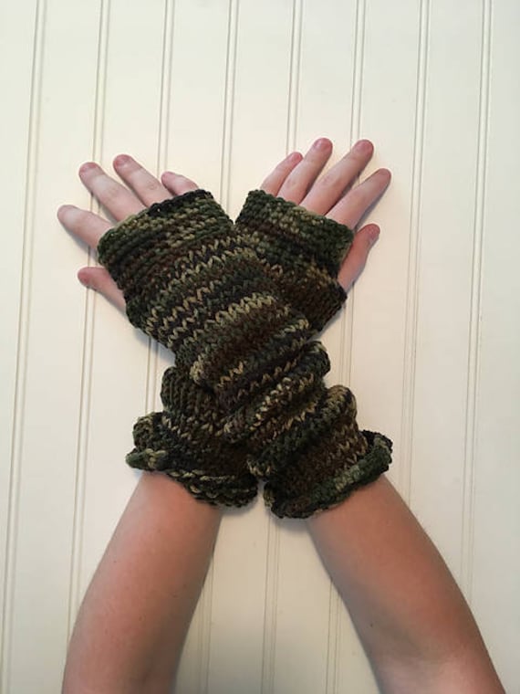 Super Extra Lange Armstulpen Handgestrickt in Camo Camouflage Grün von TalulaCrafts