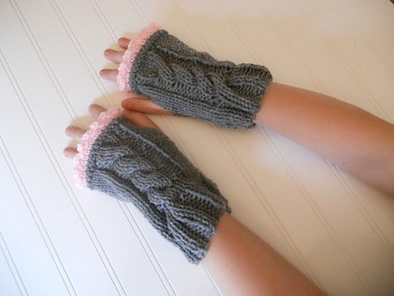 Super Klobige Graue Strick Kabel Fingerlose Handschuhe Mit Rosa Rüsche von TalulaCrafts