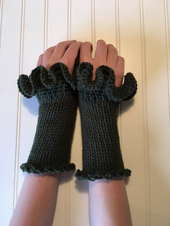 Vegane Kale Fingerless-Handschuhe in Deep Forest Green Mit Curly Ruffle Top von TalulaCrafts