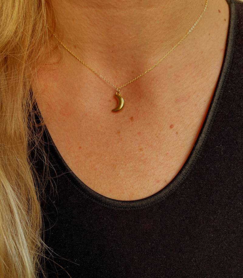 Feine Goldkette Mit Mond Anhänger von Talwerke