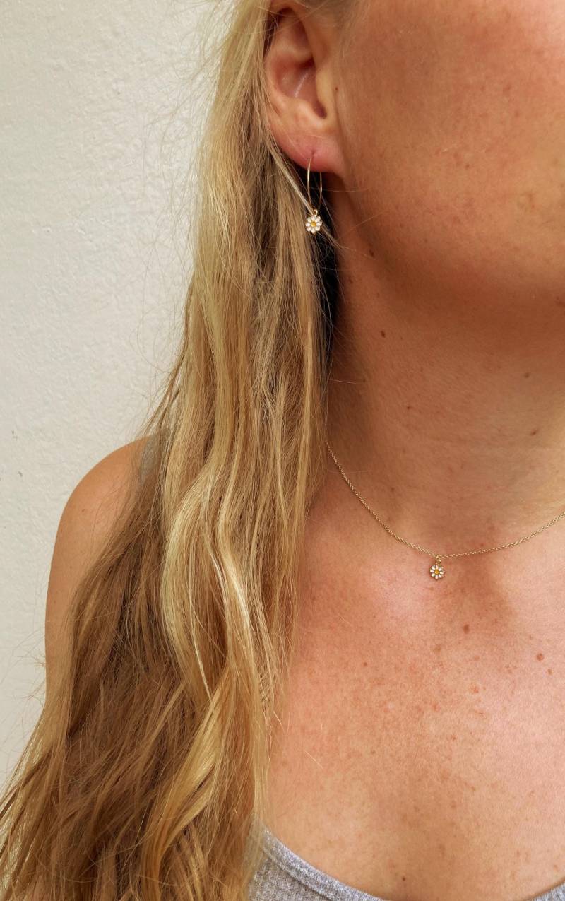 Geschenk Set Schmuck Mit Gänseblümchen, Halskette Und Ohrringe in Gold von Talwerke