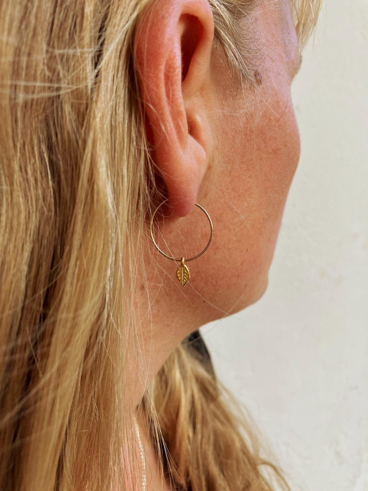 Goldene Creolen Mit Blatt Anhänger von Talwerke