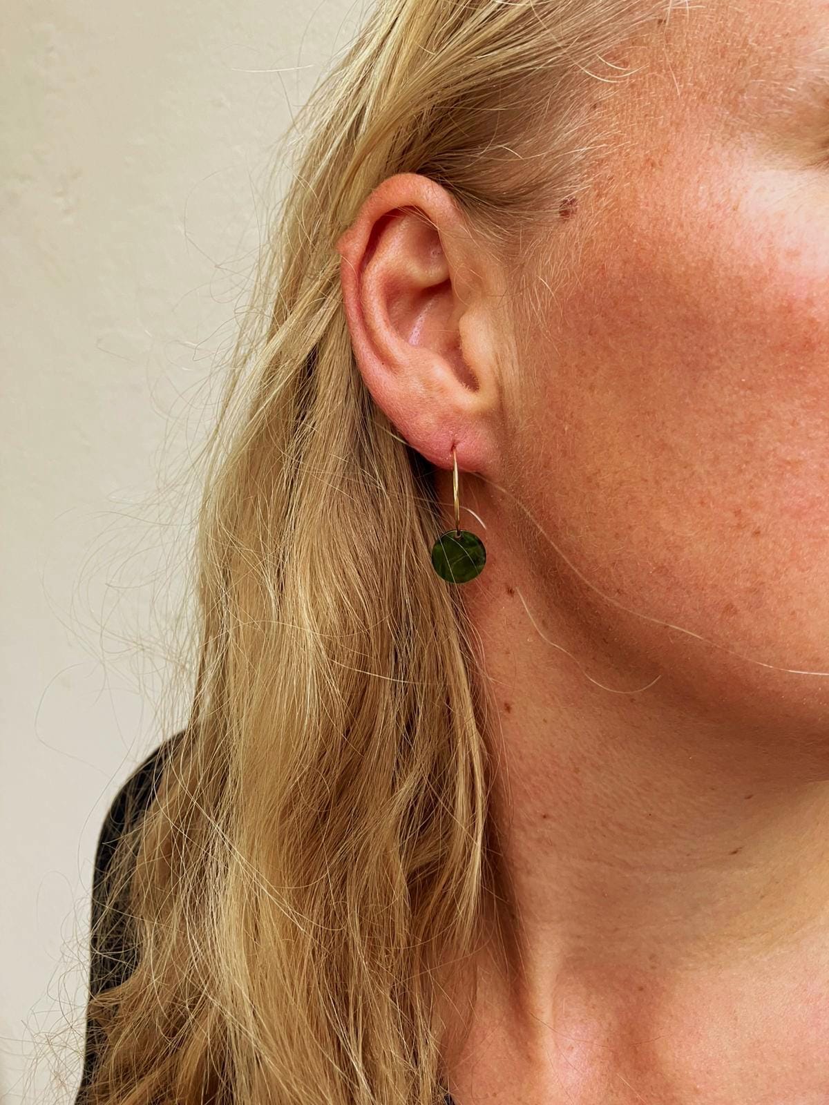 Goldene Creolen Mit Rundem Anhänger - Grün Aus Kunstharz von Talwerke