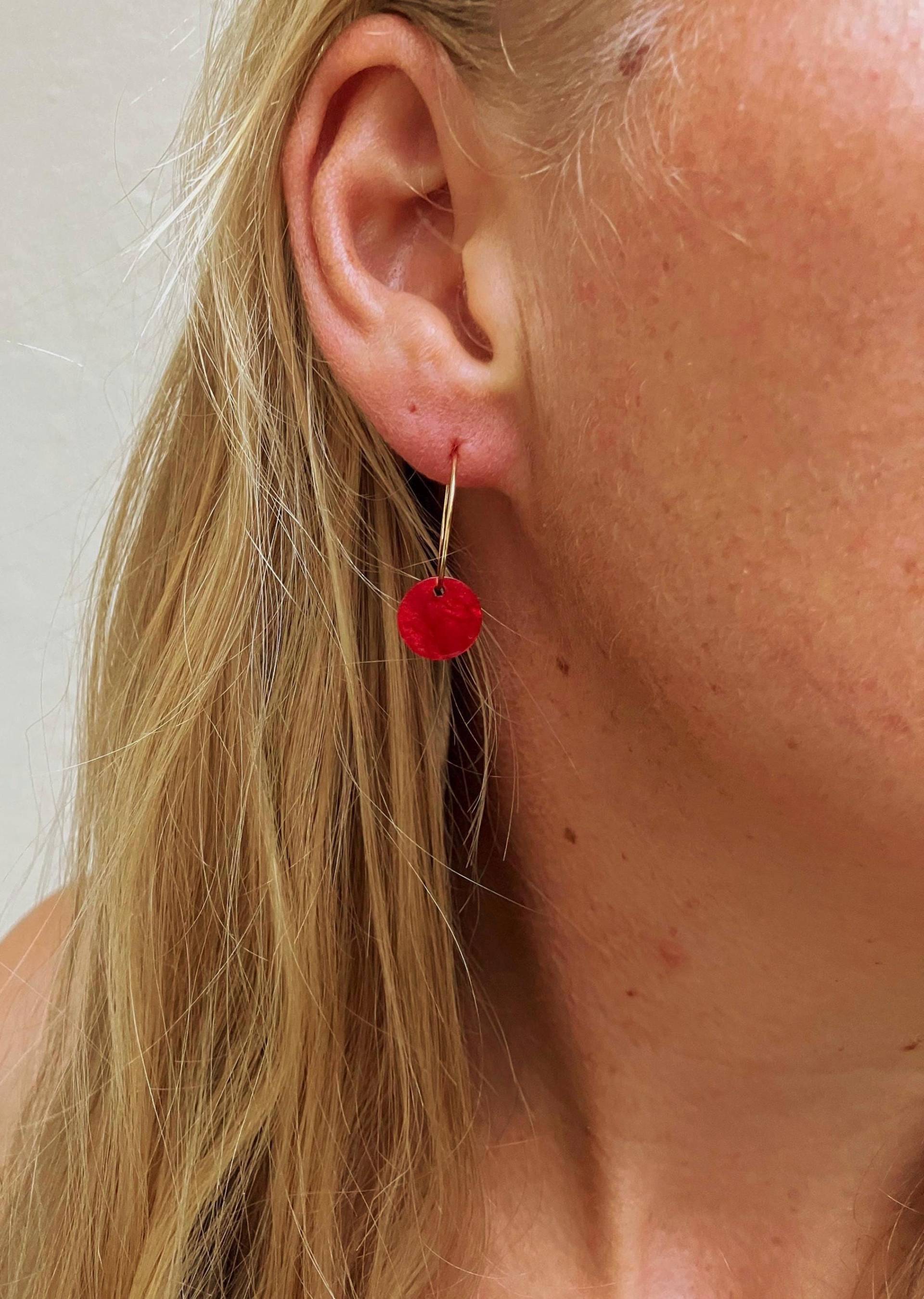 Goldene Creolen Mit Rundem Anhänger - Rot Aus Kunstharz von Talwerke