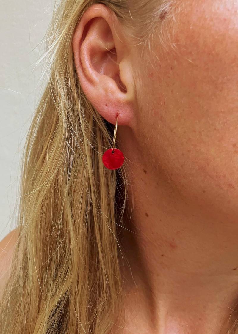 Goldene Creolen Mit Rundem Anhänger - Rot Aus Kunstharz von Talwerke