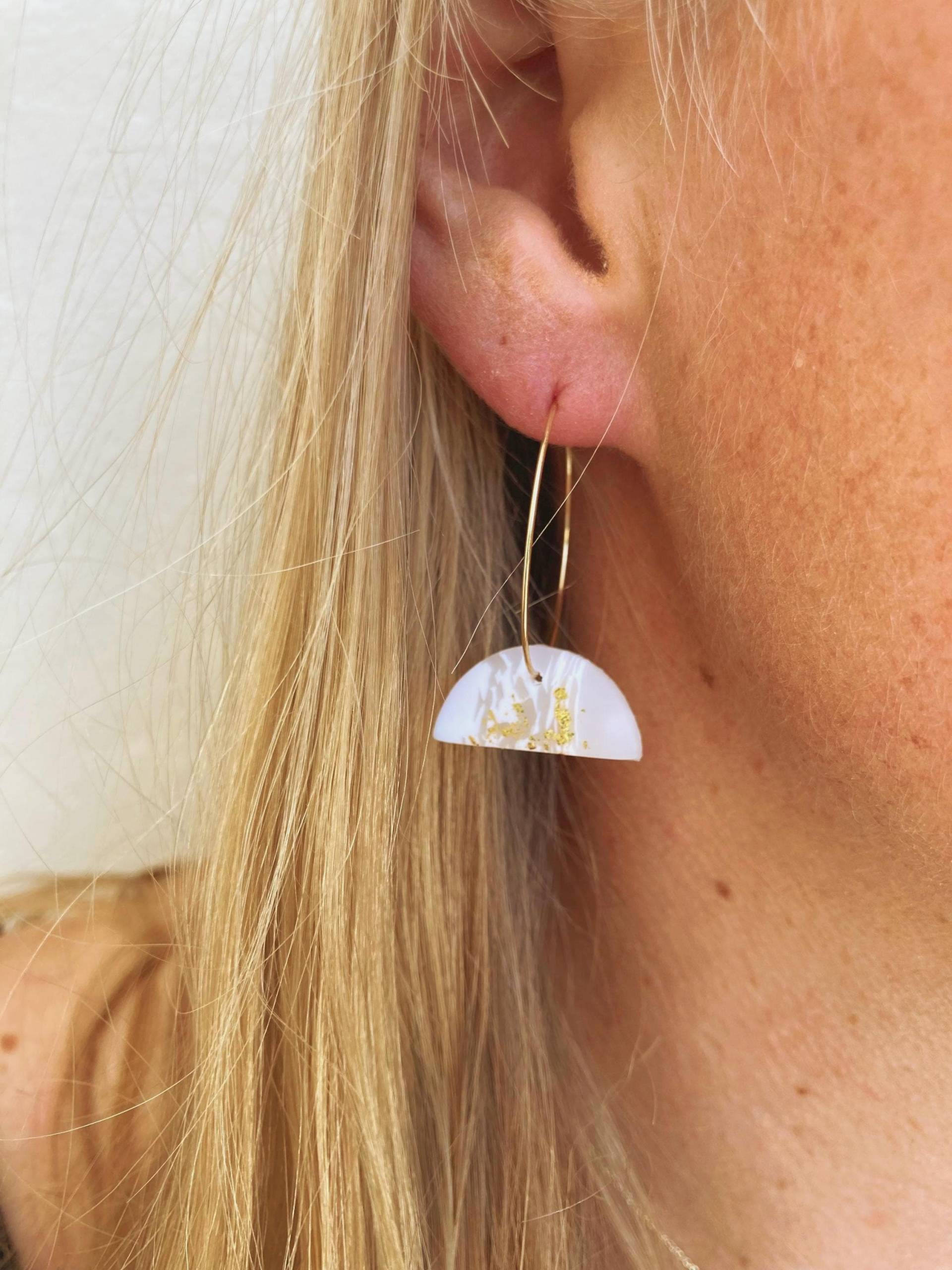 Goldene Creolen Mit Weiß Goldenem Halbkreis Anhänger von Talwerke