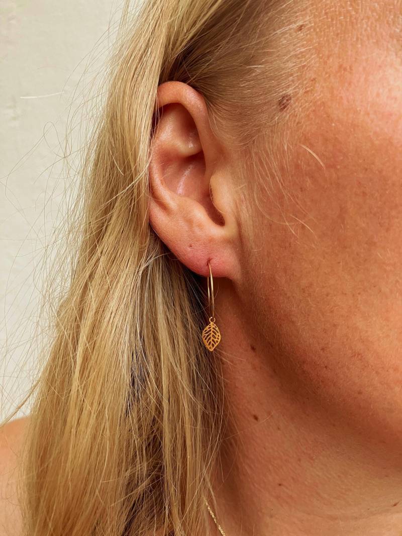 Goldene Creolen Mit Zierlichem Blatt Anhänger, Bohemian von Talwerke