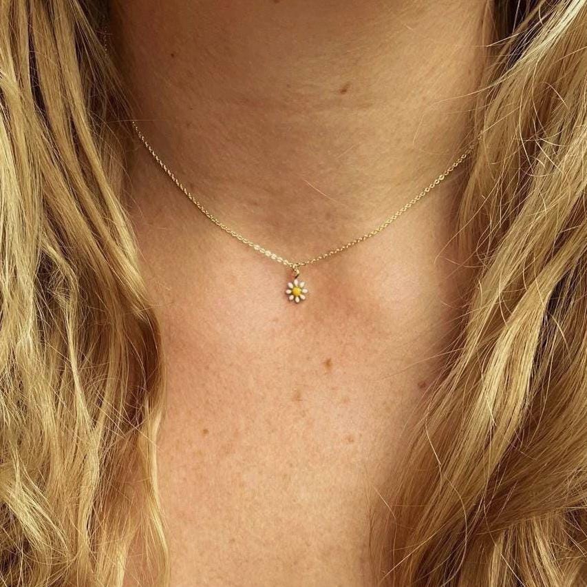 Goldene Halskette Mit Gänseblümchen Anhänger von Talwerke