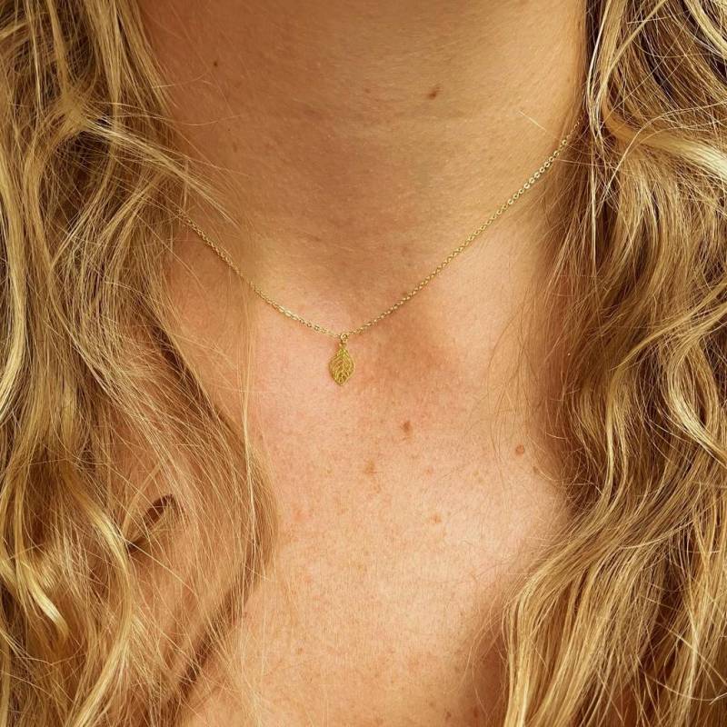 Goldene Kette Mit Blatt Anhänger von Talwerke