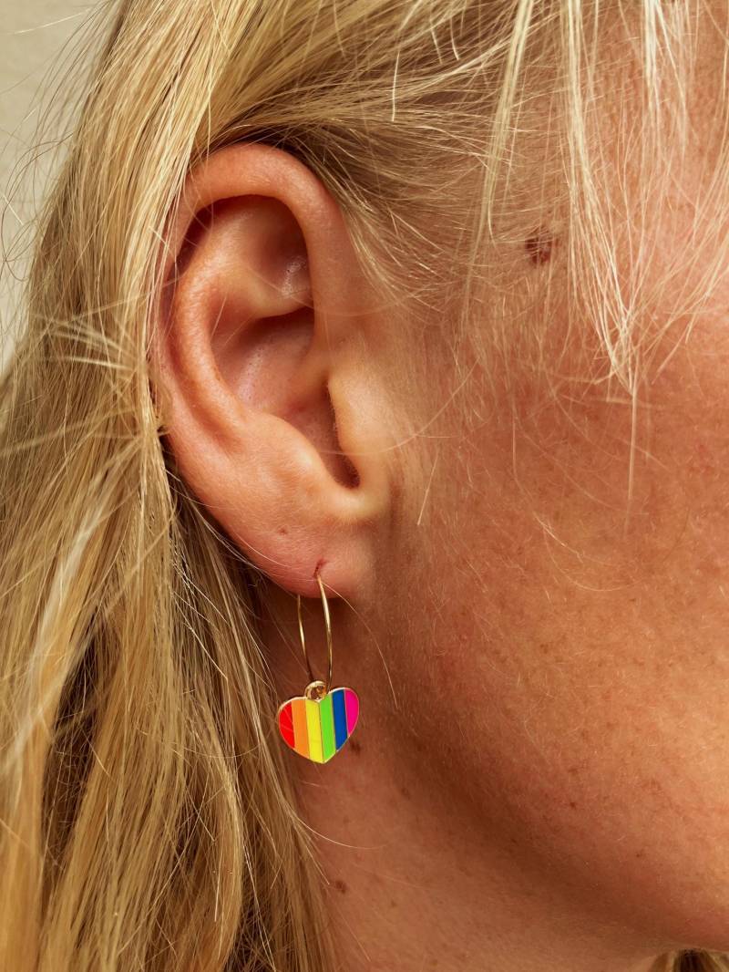 Goldene Ohrringe Mit Herz Anhänger Lgbtqia+ von Talwerke