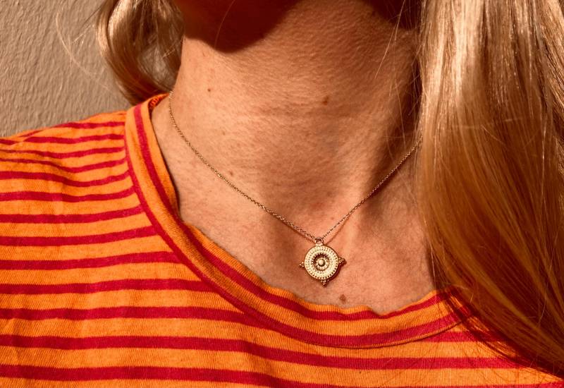 Halskette Mit Blumenanhänger, Sonne in Gold von Talwerke