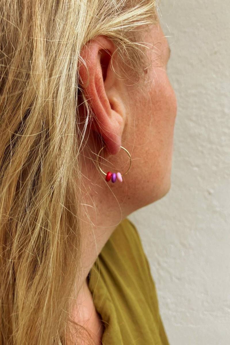 Goldene Creolen Mit Bunten Perlen von Talwerke