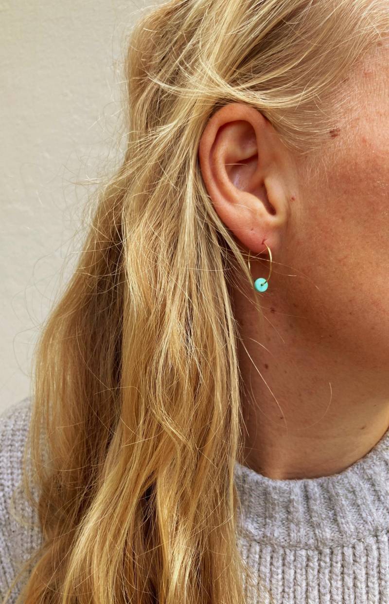 Wunderschöne Goldene Creolen Mit Edelstein-Perle in Türkis von Talwerke