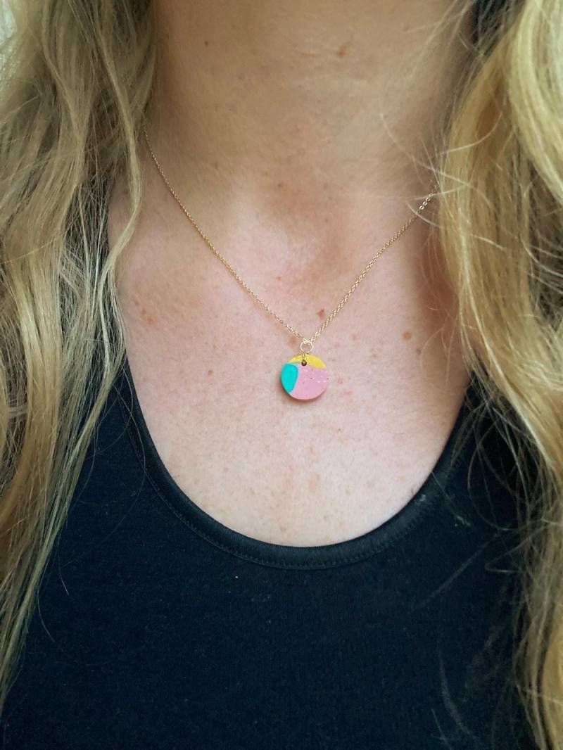 Wunderschöne Halskette Mit Rundem Anhänger - Bunt Und Lässig von Talwerke