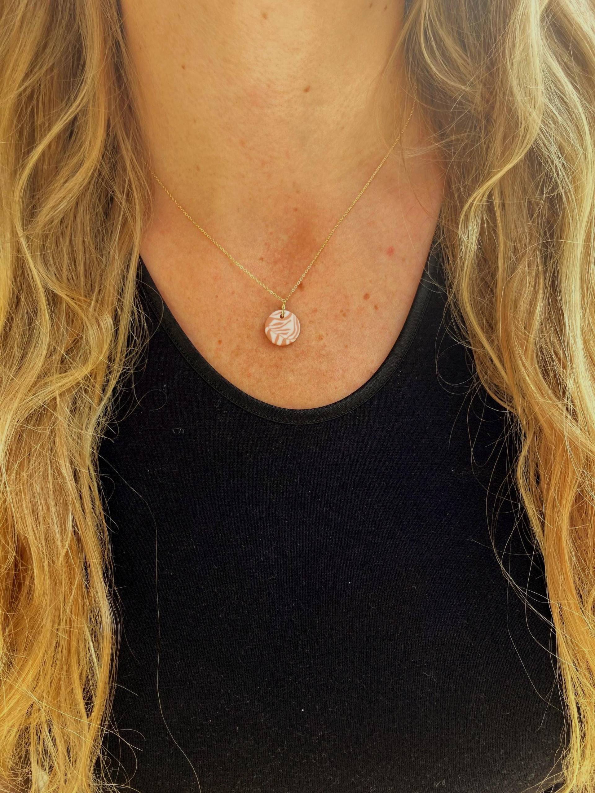 Wunderschöne Halskette Mit Rundem Anhänger - Sommerlich Und Lässig von Talwerke