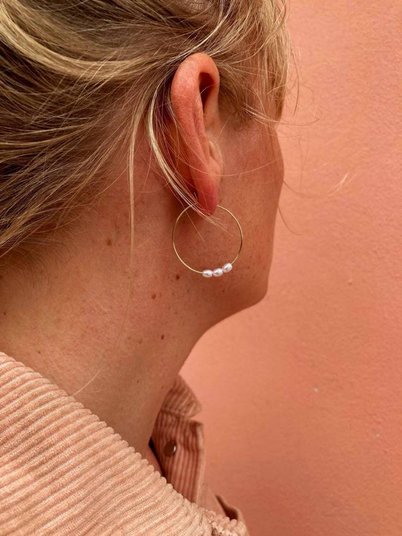 Zierliche Goldene Creolen Ohrringe Mit Feinen Weißen Perlen von Talwerke