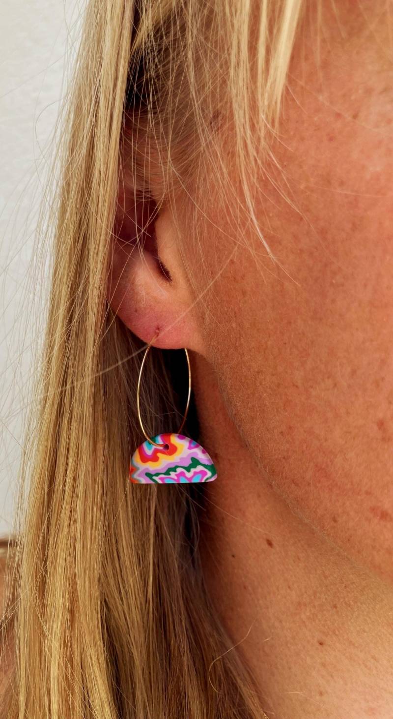 Zierliche Goldene Creolen Mit Halbkreis Anhänger - Kunterbunt von Talwerke