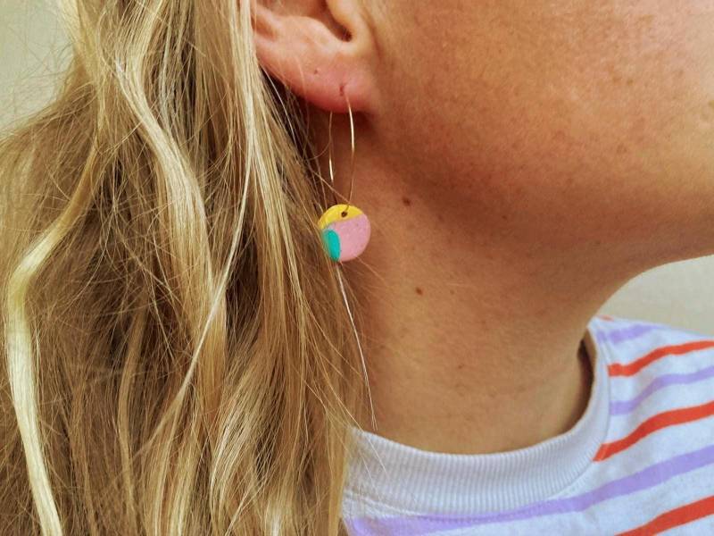 Zierliche Goldene Creolen Mit Rundem Anhänger - Bunt von Talwerke