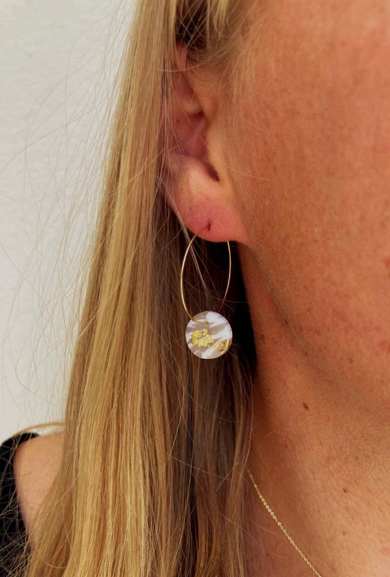 Zierliche Goldene Creolen Mit Rundem Anhänger in Weiß Gold von Talwerke