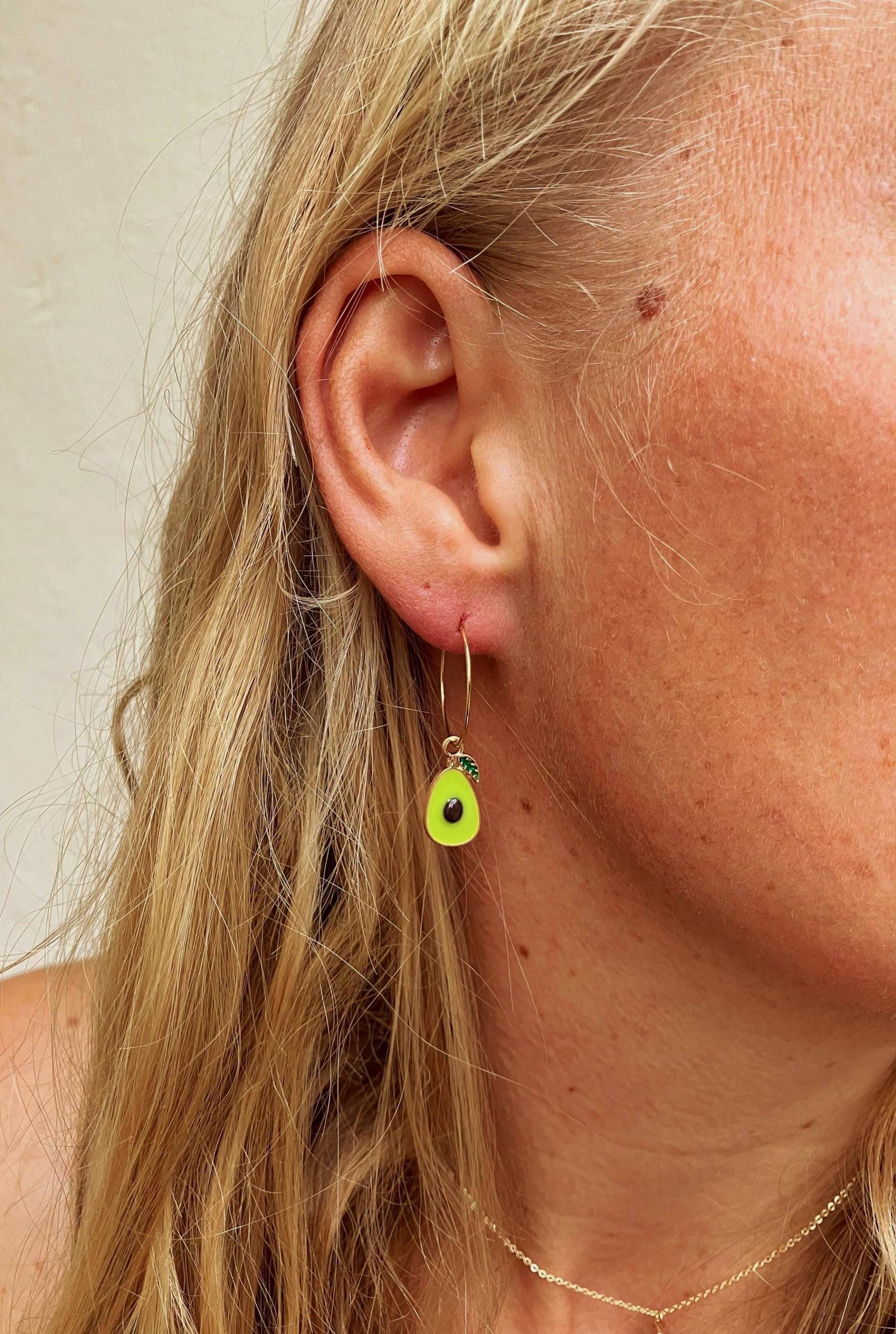 Zierliche Ohrringe Mit Avocado Anhänger - Super Süß von Talwerke