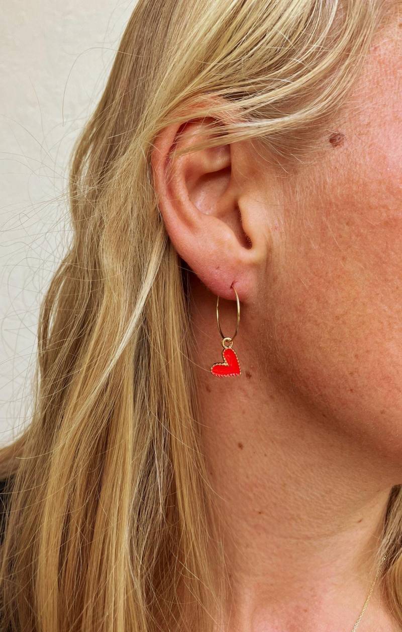 Zierliche Ohrringe Mit Rotem Herz Anhänger von Talwerke