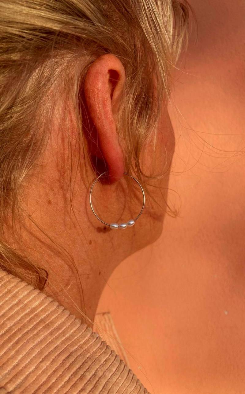 Zierliche Silberne Creolen Ohrringe Mit Feinen Weißen Perlen von Talwerke