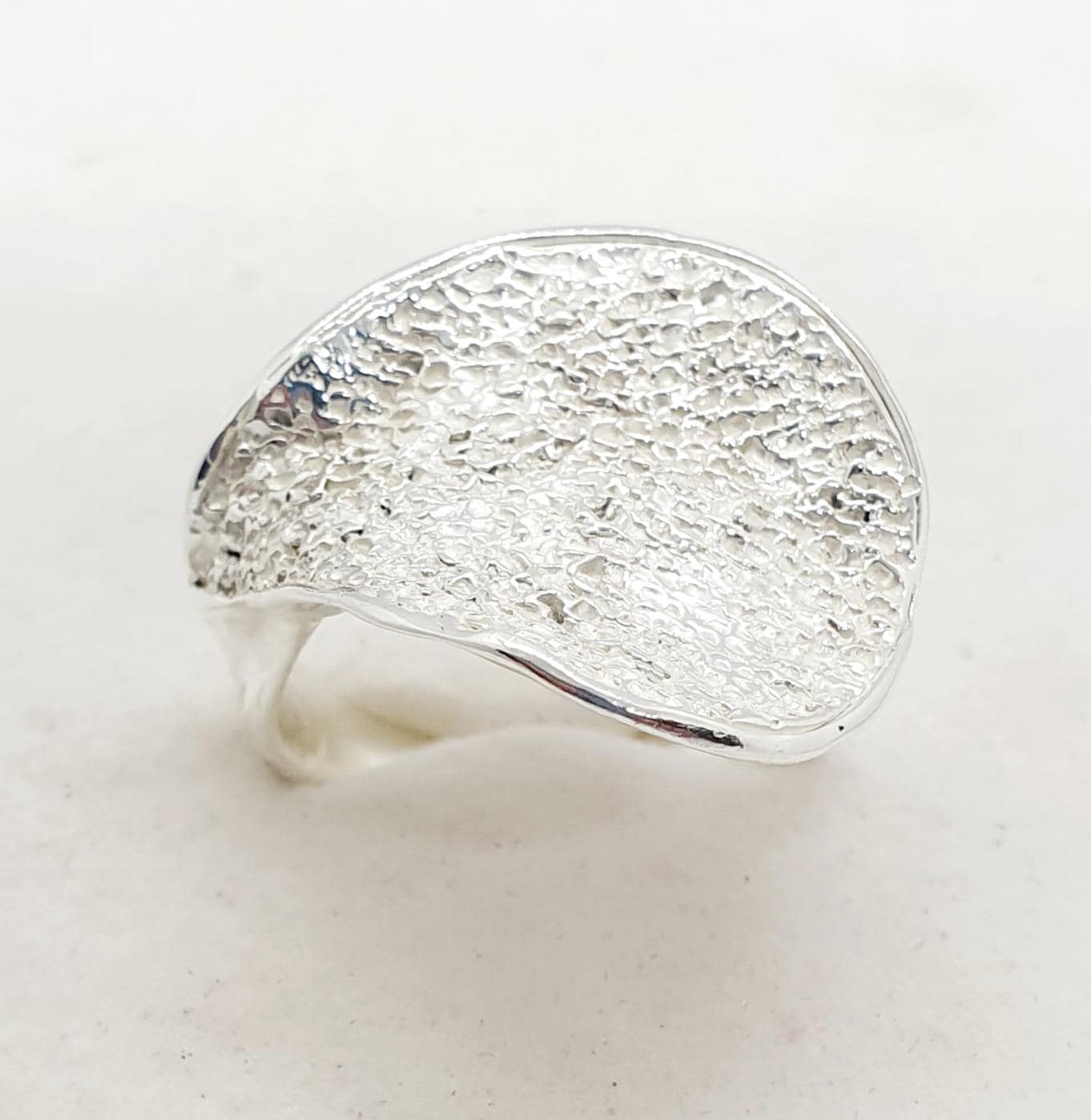 925 Sterling Silber Ring Handgefertigt Artisan Skulpturierten Crafted Einzigartige Textur Frauen Größe 7 925 Sterling Silber Ring Handgefertigt Artisan Skulpturierten Crafted Einzigartige Textur Frauen Größe 7 von TalyaHarelJewelry