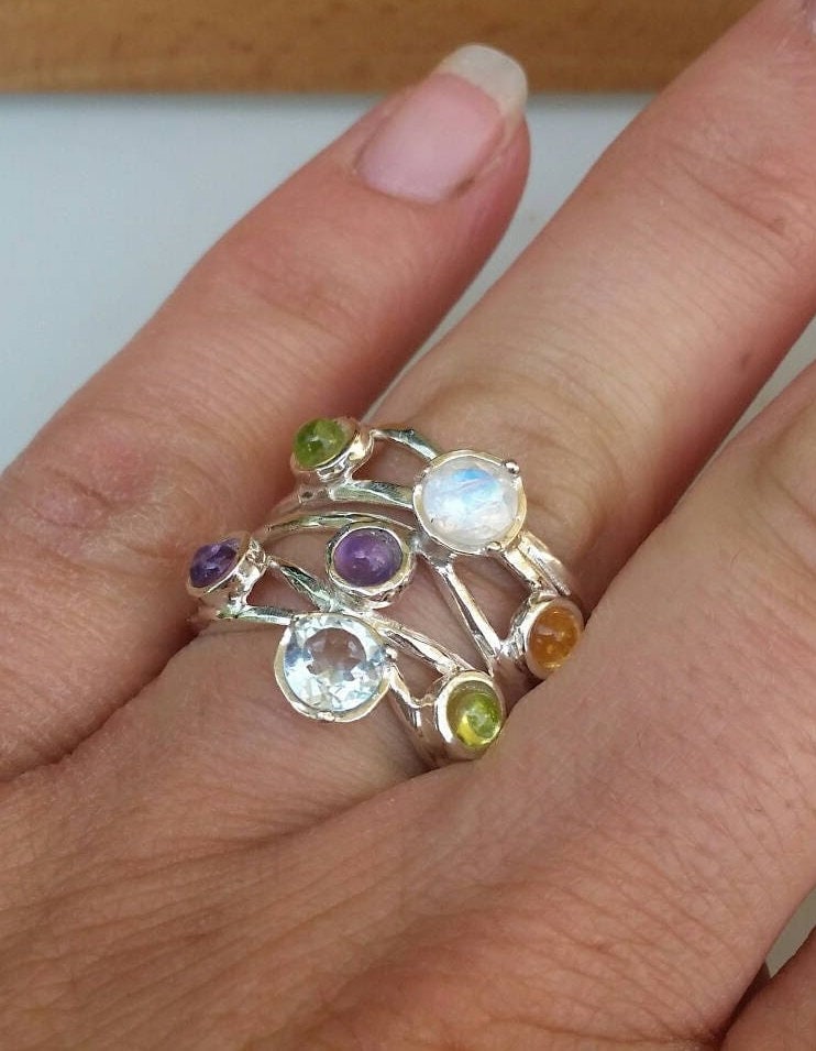 Multi Stein Ring, Silber Statement Edelsteine Mondstein Blue Topaz Amethyst Peridot Handgefertigten Ring von TalyaHarelJewelry