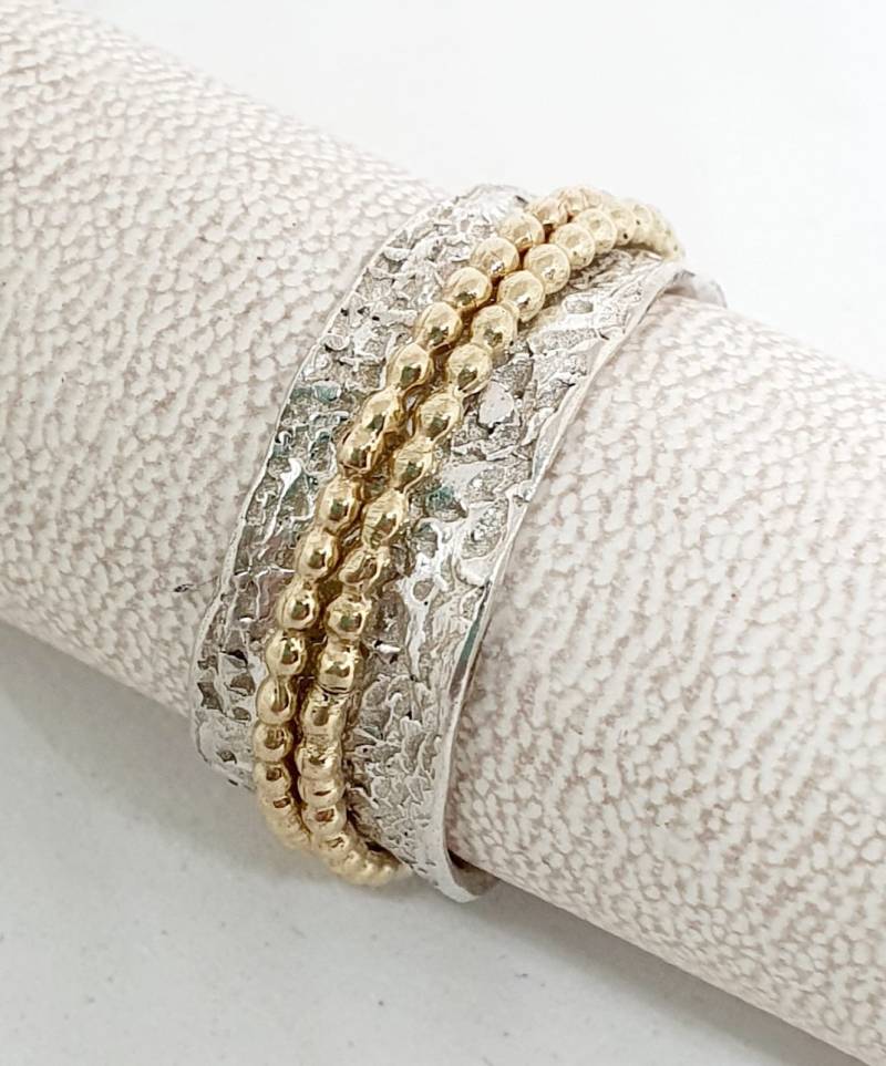 Silber Und Gold Spinner Ring, Handgefertigte Hochzeit , Texturierte Braut Bräutigam Unisex Ring von TalyaHarelJewelry