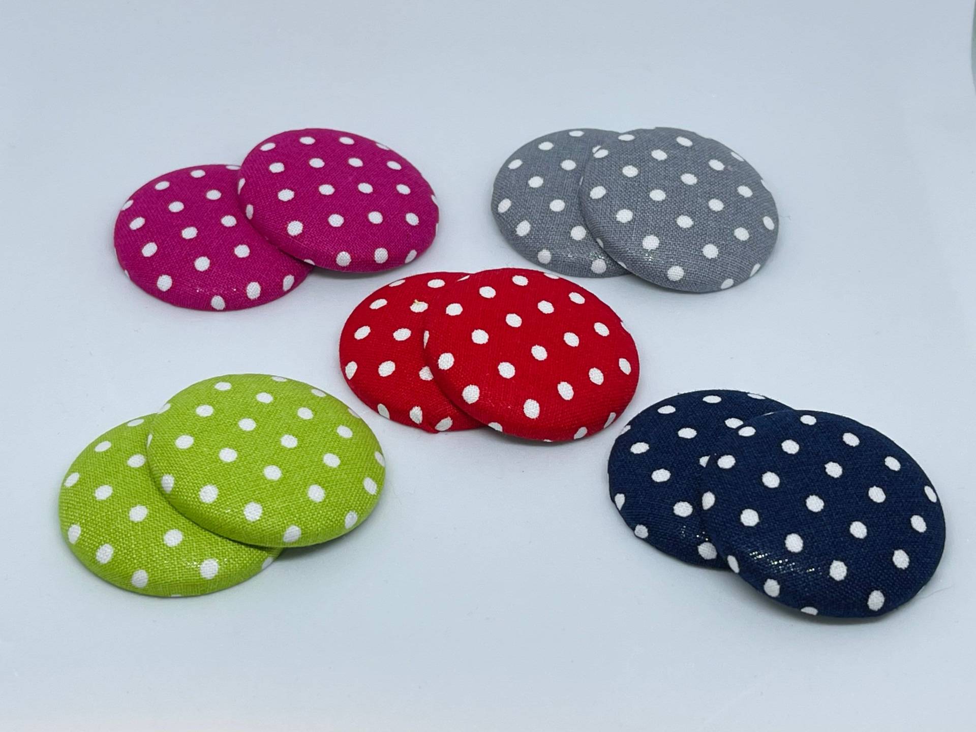 stoff Bedeckt Knopf Ohrringe, Magenta, Grün, Grau, Rot, Marineblau, Polka Dots von TalyaMadeCreations