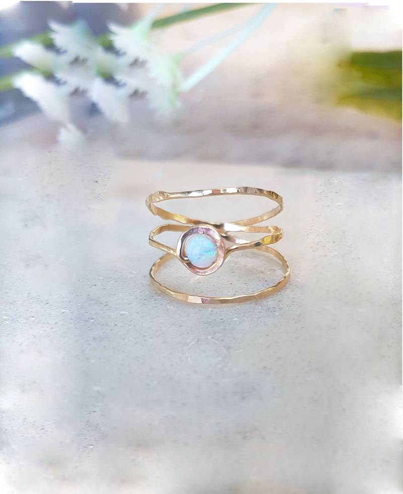 Opalring, Zierlicher Weiß Blau Grüner Ring, Minimal 14K Gold Edelstein Doppelring, Naturstein Ring von TalyanaDesign
