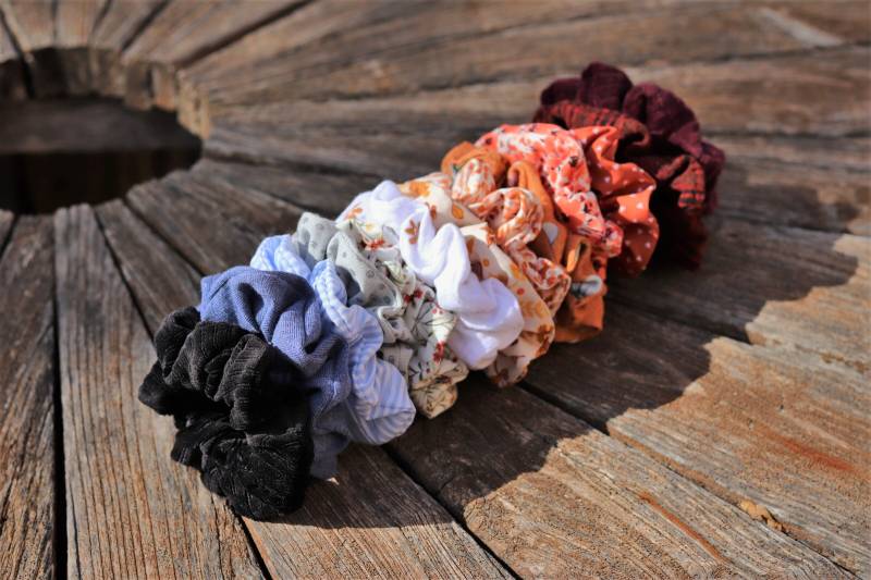Herbst Scrunchies/Haargummi Handgefertigtes Scrunchie Haar Accessoire von TamarasCreativeSoul