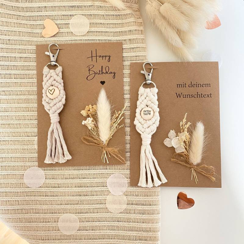 Makramee Schlüsselanhänger | Geschenkkarte Mit Mini Trockenblumenstrauß Geburtstagsgeschenk Namen von TamiArtDeko