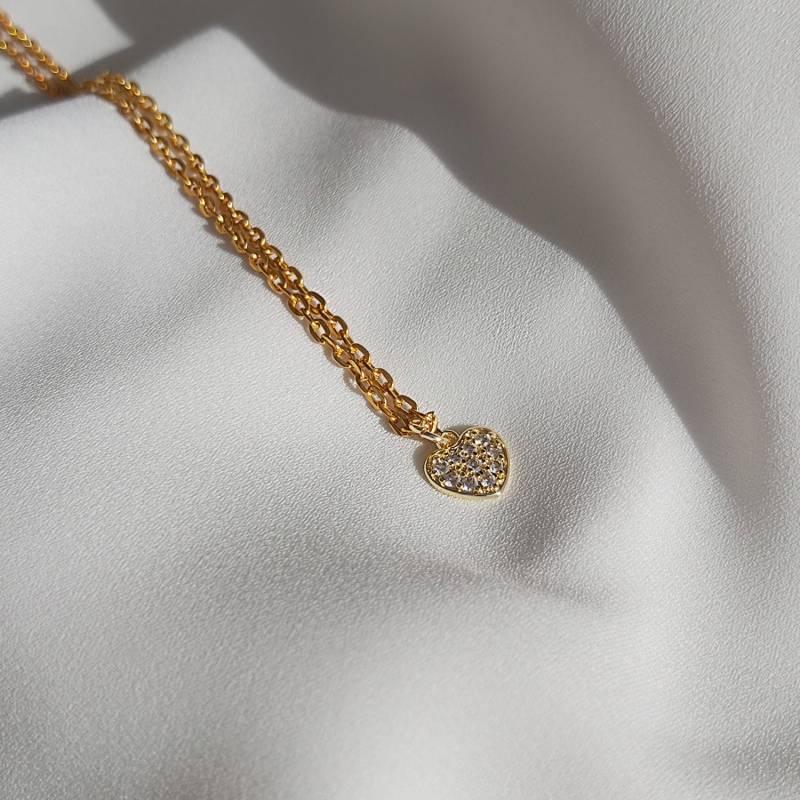 Tami Crystal Heart Chain Gold, Goldfarbene Halskette Mit Herzanhänger, Zirkonasteine von TamiaJewellery