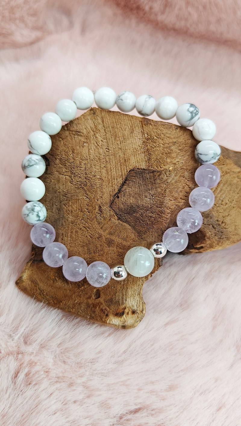 Lavender Moon - Lavendel Amethyst, Mondstein & Magnesit Perlenarmband | 6mm Schmucksteinarmband Handgemacht Lavender Moon - Lavendel Amethyst, Mondstein & Magnesit Perlenarmband | 6mm Schmucksteinarmband Handgemacht von Taminileo