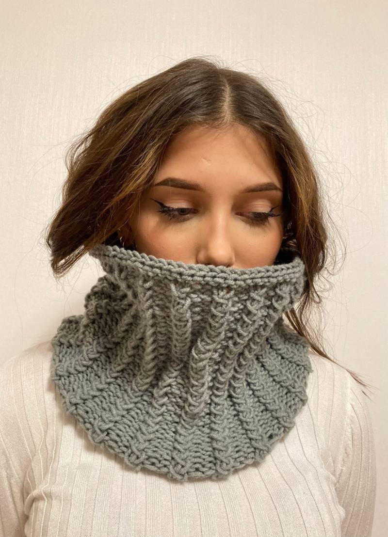 Loop Schal Damen Gestrickt Grau. Schlauchschal Unisex Handgestrickt. Gestrickter Halswärmer Damen. Strick Herren Grau Im Strukturmuster von TammisWool