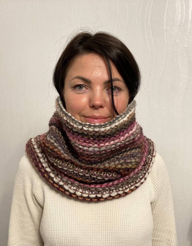 Loop Schal Damen Gestrickt Mehrfarbig. Kapuzenschal Handgestrickt Bunt. Rundschal Wolle Lila. Gestrickter Kragenschal Mit Streifen von TammisWool