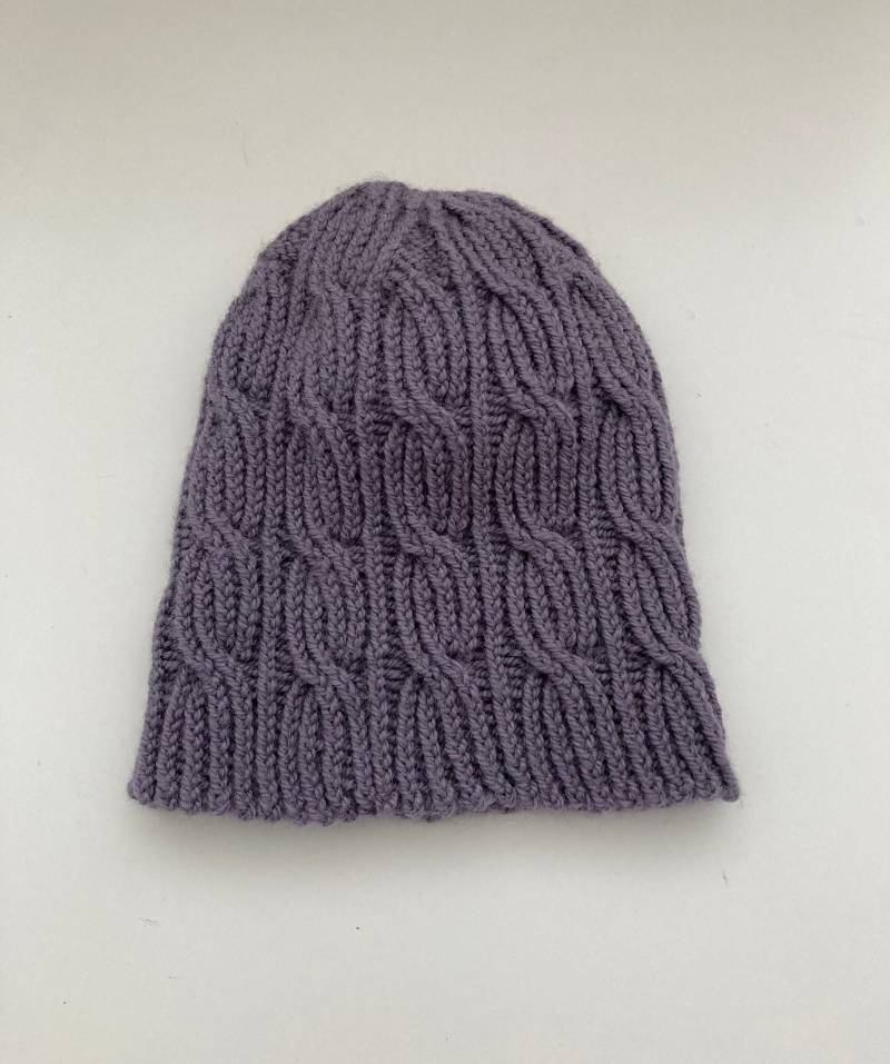 Mütze Damen Handgestrickt Lila. Wollmütze Im Zopfmuster. Strickmütze Selbstgestrickt Alpaca. Damenmütze Gestrickt Herbst Winter von TammisWool