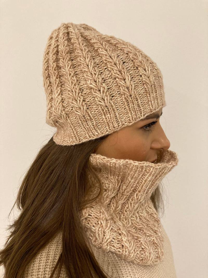 Mütze Und Loop Damen Gestrickt Beige. Wollmütze Handgestrickt Für Mädchen Damen. Strickmütze Halswärmer Handgestrickt von TammisWool