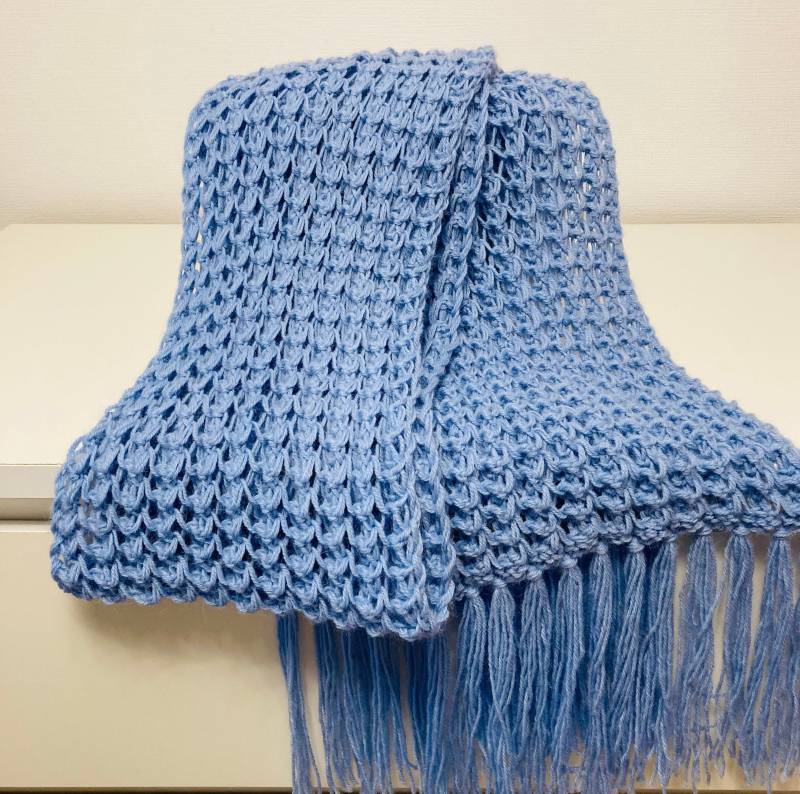 Schal Damen Alpaka Handgestrickt Blau. Langer Strickschal Mit Ajourmuster. Wollschal Gestrickt Hellblau. Gestrickter Fransen von TammisWool