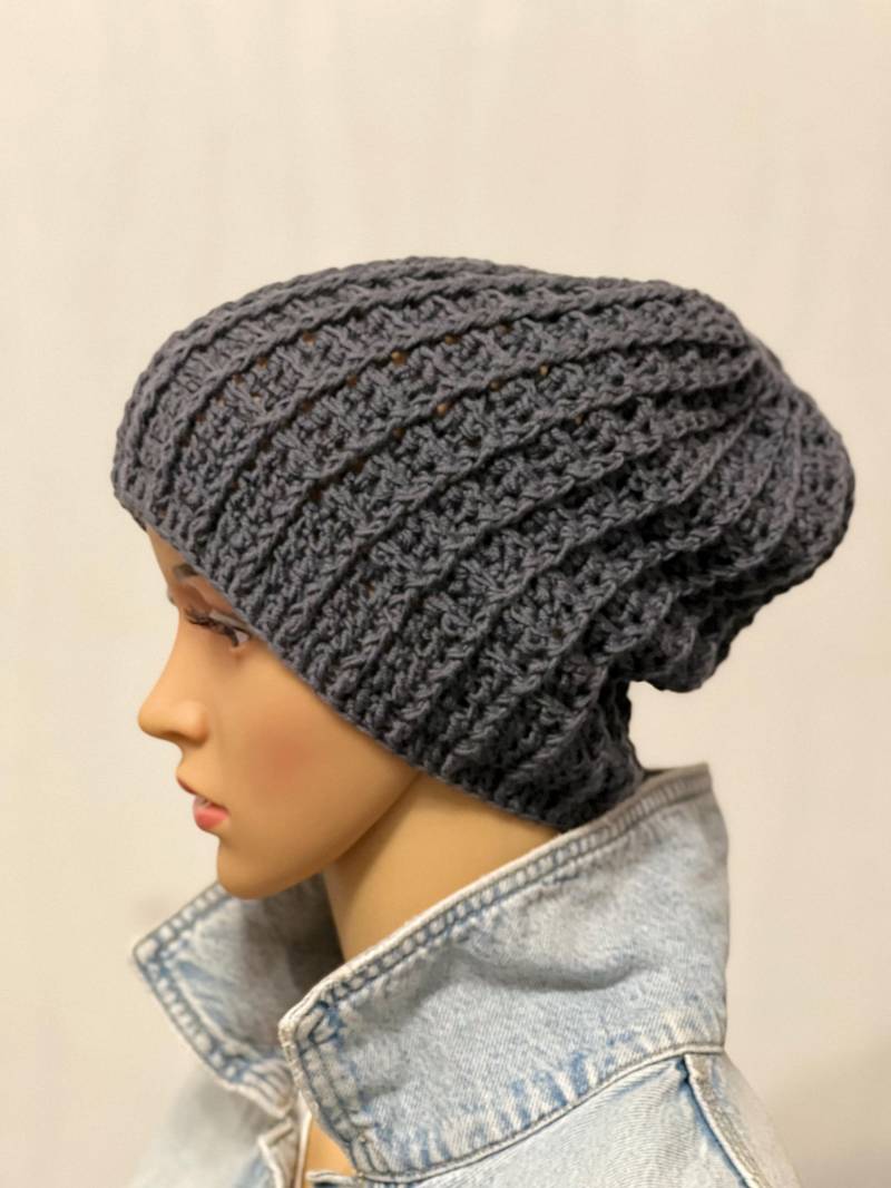 Wollmütze Handgemacht Unisex. Gehäkelte Damenmütze Merinowolle. Handgestrickte Wintermütze Mit Attraktivem Muster. Strickmütze in Anthrazit von TammisWool