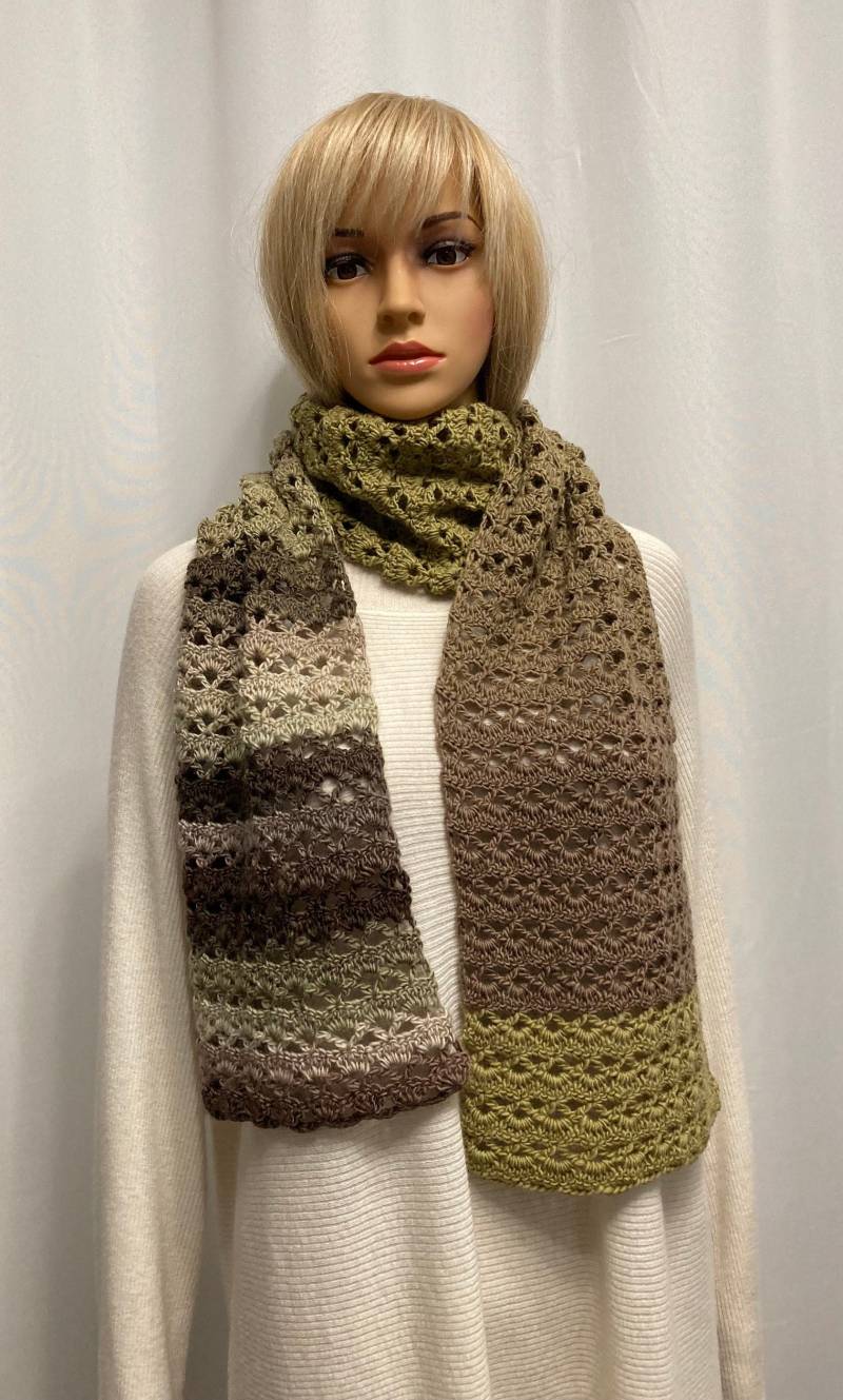 Wollschal Gehäkelt Bunt. Strickschal Damen Merinowolle. Bunter Streifenschal Ajourmuster. Gestrickter Damenschal Taupe. Häkeltuch Oliv von TammisWool