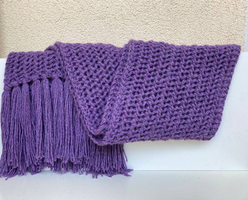 Wollschal Gestrickt Damen Violett. Schal Alpaka Handgestrickt. Gestrickter Flieder Mit Fransen. Langer Strickschal Ajourmuster von TammisWool