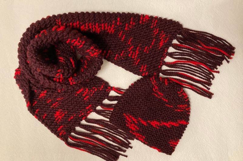 strickschal Und Mütze Damen Rot. Schal Set Burgund. Wollmütze Handgestrickt Bunt. Gestrickter Mit Fransen. Rot von TammisWool