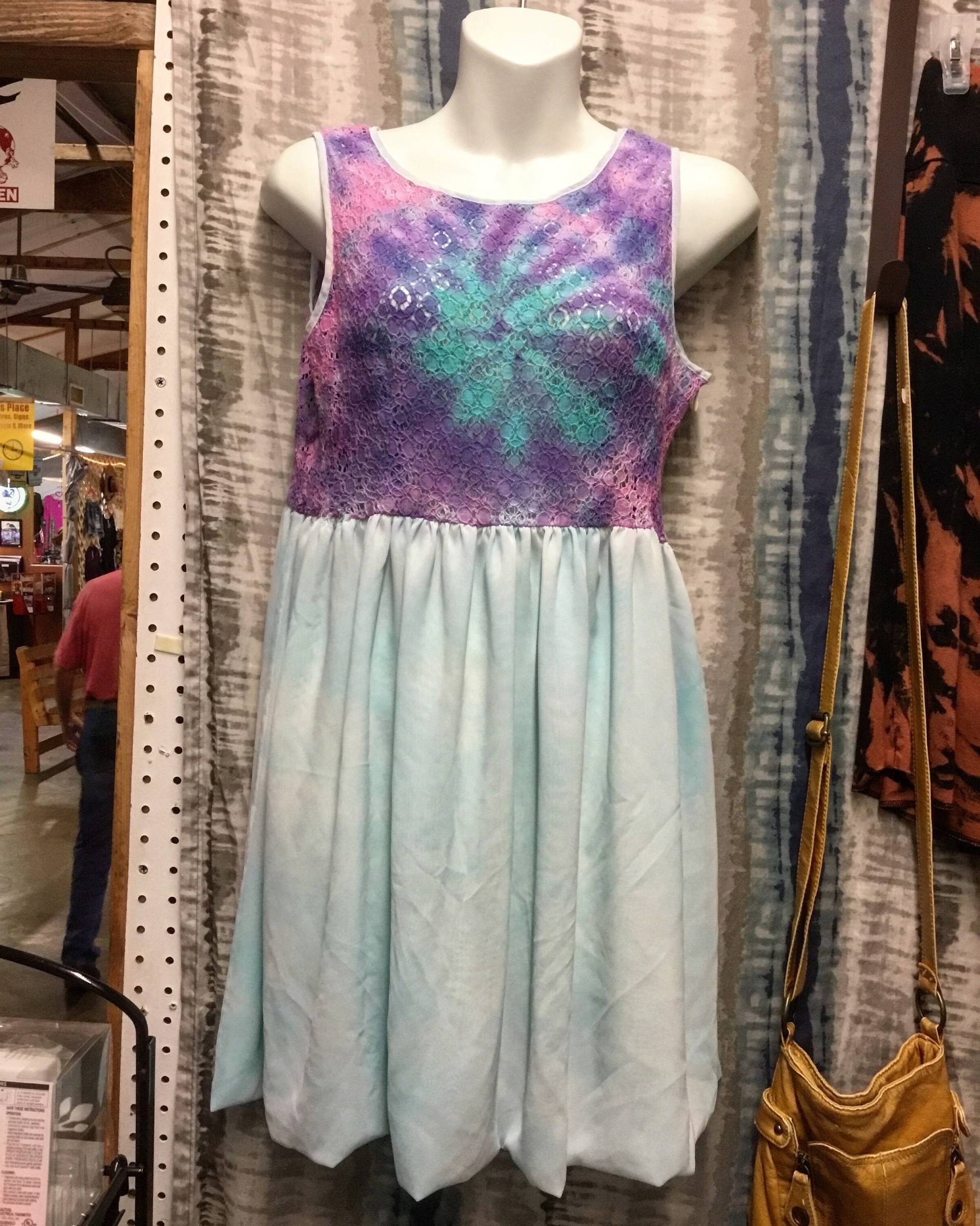 Ärmelloses Tie Dye Spitze Top Kleid von TamsTown